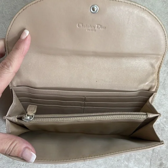 TRADED! VTG Christian Dior Tan Y2K 90s Bow Trotter WOC Clutch Wallet Pearl Chain - Picture 5 of 15